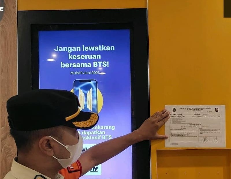 20 McDonald’s outlets were ordered to temporarily shut while others were given a written warning for violating health safety protocols during a pandemic. ― Picture via Instagram/@satpolpp.dki