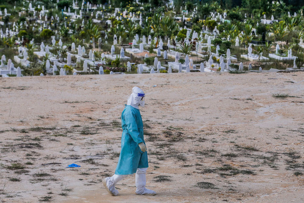 A health worker at the Muslim cemetery in Gombak June 8, 2021. u00e2u20acu2022 Picture by Hari Anggara