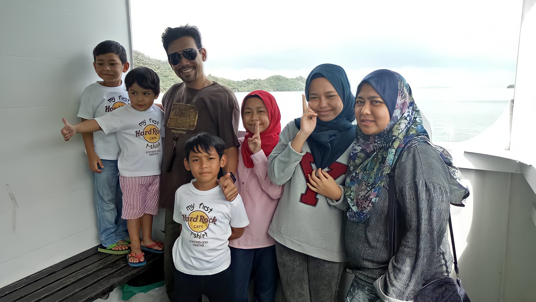 Azrul and his wife are both breadwinners and are giving their all to support their two daughters and three sons, aged between five and 15. — Picture courtesy of Azrul Hizzat Marzuki