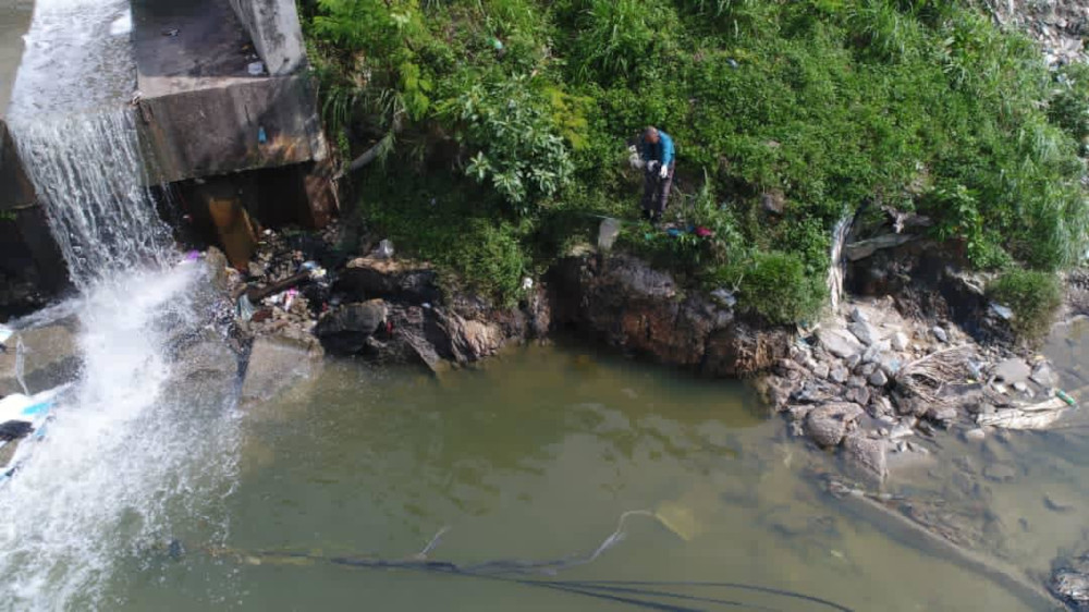 The river water’s quality being assessed by personnel, during the department’s investigation into the cause of the dead fishes along Sungai Damansara. — Picture courtesy of Selangor Department of Environment