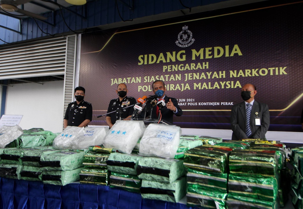 Bukit Aman Narcotics CID director Datuk Razarudin Husain (2nd right) with the seized drugs worth RM23.72 million in Ipoh, June 29, 2021. u00e2u20acu201d Bernama pic 