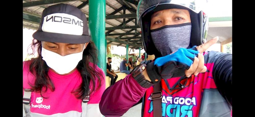 Yuazwan (right) with the Foodpanda walker (left) at the Selayang Hospital. — Picture courtesy of Yuazwan Jusoh