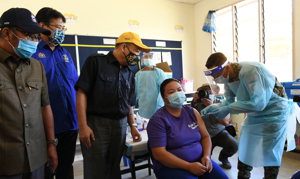 Chief Minister Datuk Hajiji Noor at the Army Combat Medic Vaccination Programmeu00e2u20acu2122s Jiwa Murni outreach programme in Long Pasia, June 24, 2021. u00e2u20acu201d Bernama picn
