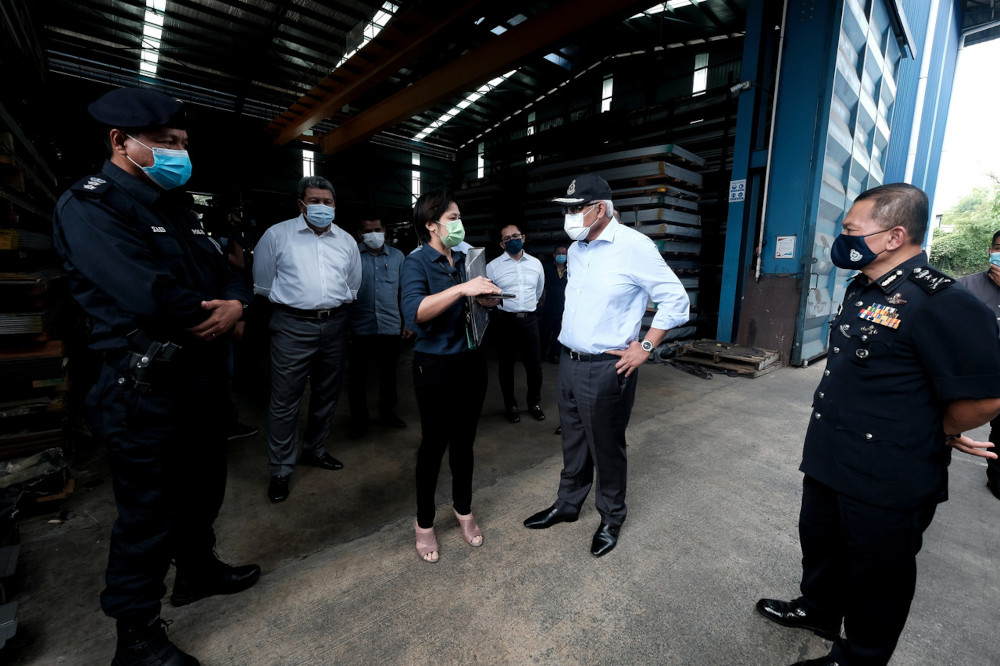 Home Minister Datuk Seri Hamzah Zainudin visits a factory in Balakong to monitor SOP compliance, June 2, 2021. u00e2u20acu201d Bernama pic 