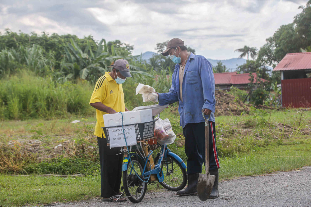 Husin Muhamad’s business hours start from 9am to 12pm and he takes orders via WhatsApp. — Picture by Farhan Najib