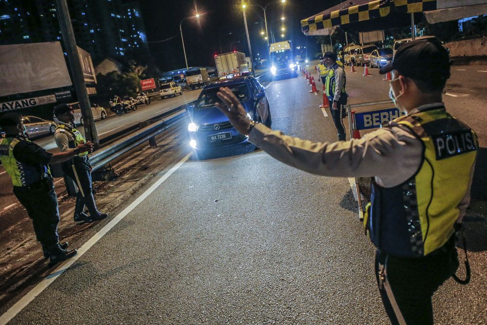Police and Armed Forces personnel conduct checks on vehicles at a roadblock at Jalan Ipoh-Rawang June 1, 2021. u00e2u20acu201d Picture by Hari Anggarann