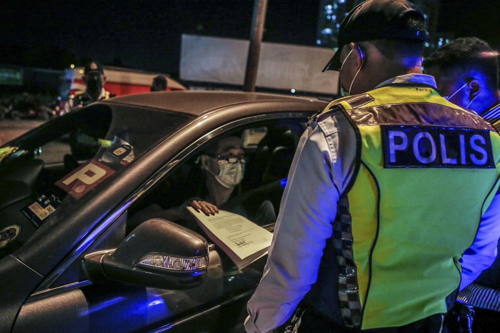 Police and Armed Forces personnel conduct checks on vehicles at a roadblock at Jalan Ipoh-Rawang June 1, 2021. u00e2u20acu201d Picture by Hari Anggarann