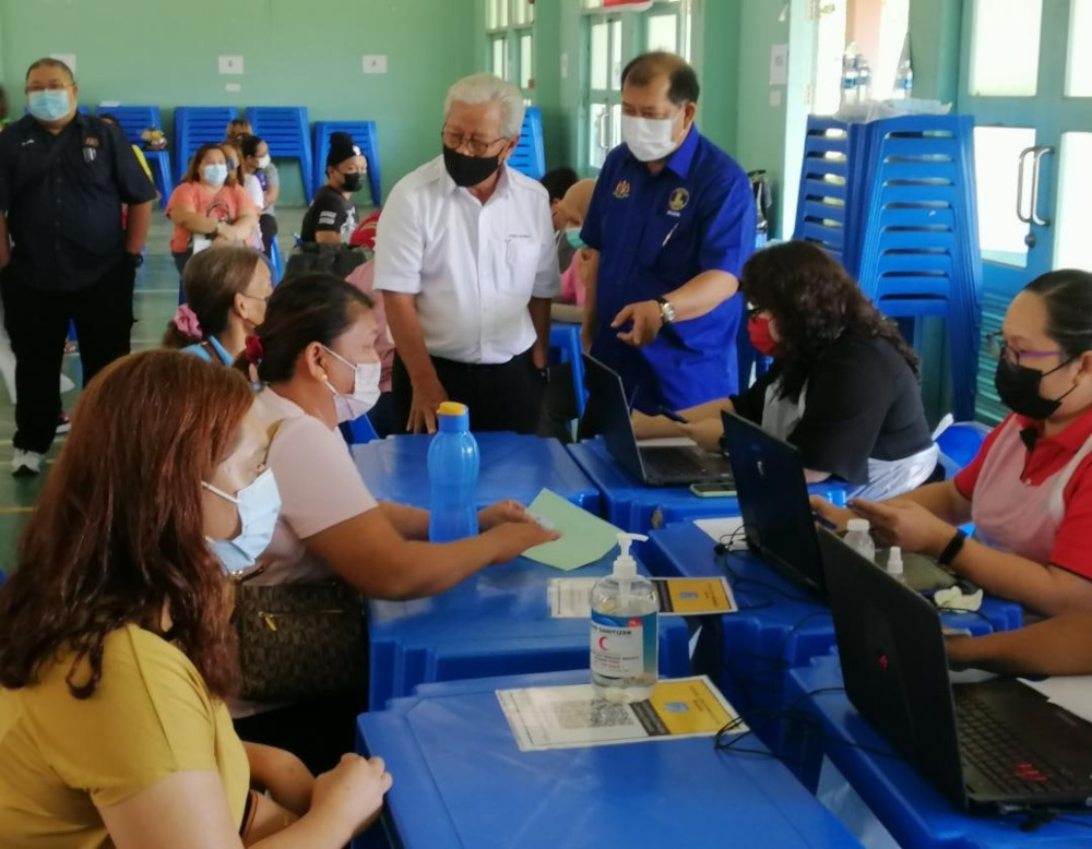 Deputy Chief Minister Tan Sri James Masing (in white shirt) visiting one of the vaccination centres in Kapit Division, June 22, 2021. u00e2u20acu201d Picture courtesy of the Sarawak Deputy Chief Ministeru00e2u20acu2122s Office
