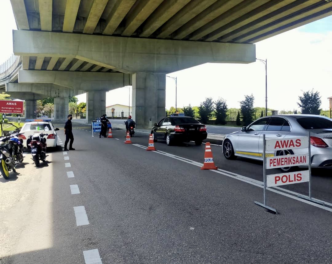 Police manning the main road leading to Istana Pasir Pelangi near the Johor Baru city centre June 30, 2021. u00e2u20acu201d Picture by Ben Tann