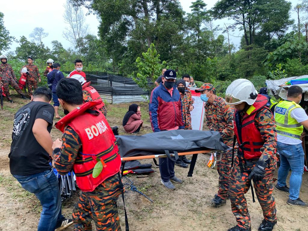 The search and rescue team consisting of police, firemen and the public found the remains of both drowning victims near the Taman Cendana Mosque in Pasir Gudang June 25, 2021 u00e2u20acu201d Picture courtesy of the Seri Alam district police 