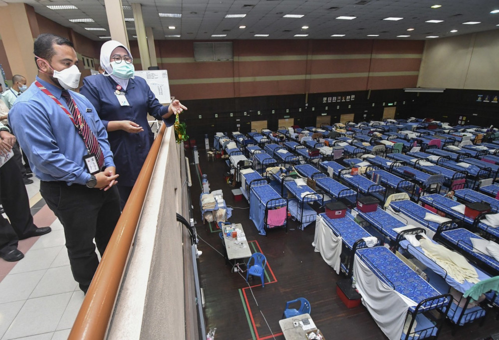 Kelantan PKRC director Dr Mohd Zurairie Mohd Zubir viewing Covid-19 patients at the USM quarantine centre in Kubang Kerian, June 14, 2021. u00e2u20acu201d Bernama pic 