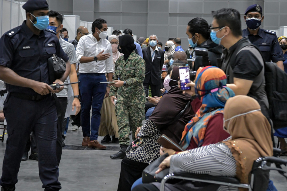 Khairy Jamaluddin at the Kuala Lumpur Convention Centre vaccination centre in Kuala Lumpur, June 7, 2021. u00e2u20acu201d Bernama pic 