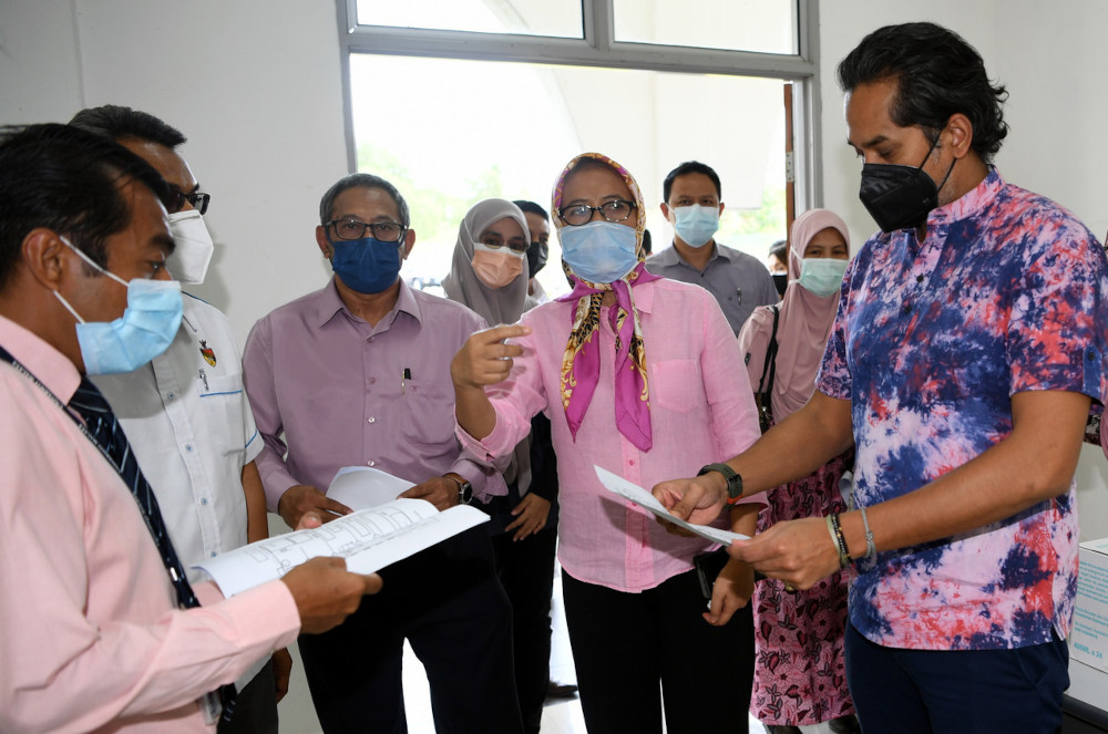 Khairy Jamaluddin at the Dewan Kompleks Islam Rantau vaccination centre in Seremban, June 22, 2021. u00e2u20acu201d Bernama pic 