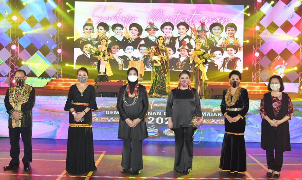 Datuk Jeffrey Kitingan (far left) is seen with Joanna Kitingan (second from right) during the Unduk Ngadau Kaamatan 2021 Sodop Pintutunan (Gala Night) at Hongkod Koisaan u00e2u20acu201d Picture courtesy of the Sabah Chief Ministeru00e2u20acu2122s Department