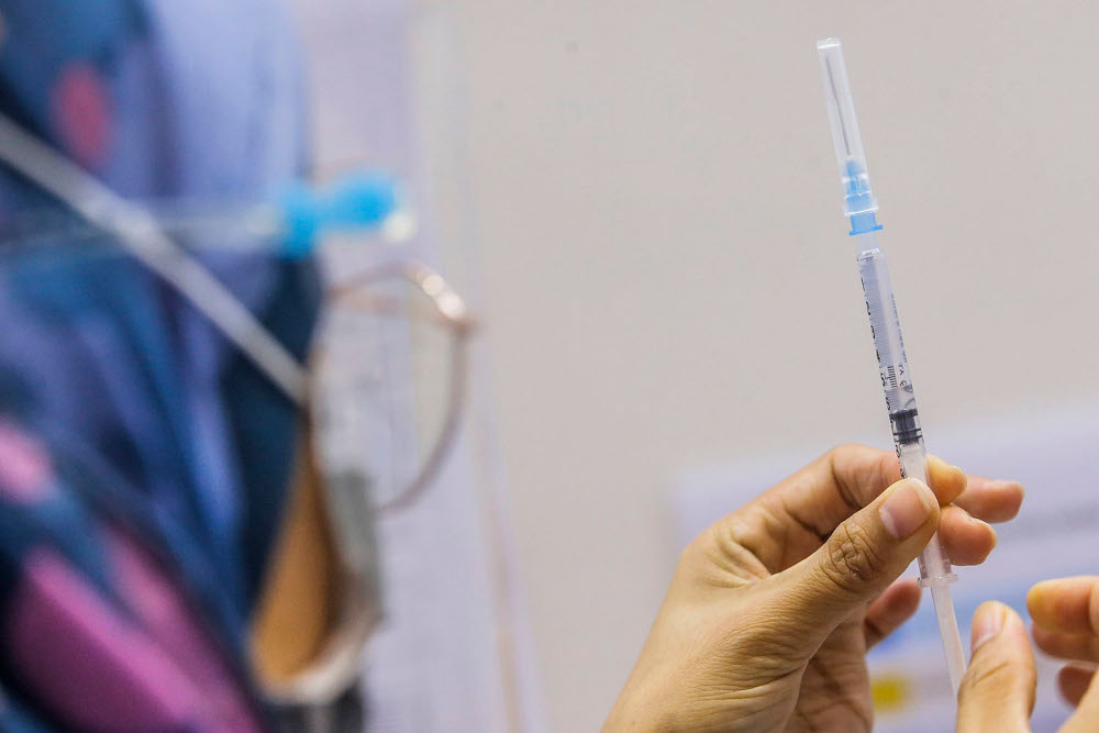nHealth personnel prepare a syringe for Covid-19 vaccination at Universiti Teknologi Mara Shah Alam, June 23, 2021. u00e2u20acu2022 Picture by Hari Anggaran