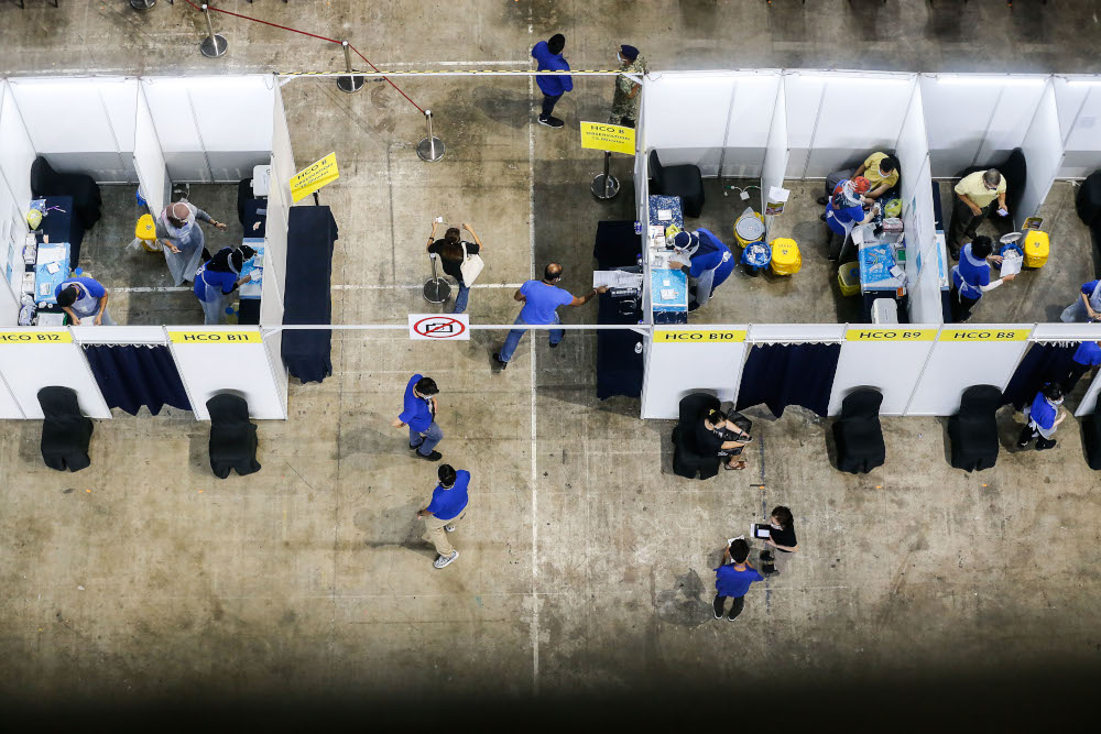 Doctors administer vaccines at the vaccine distribution centre, SPICE, Penang, June 10, 2021. u00e2u20acu201d Picture by Sayuti Zainudin