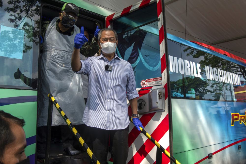 Prime Minister Tan Sri Muhyiddin Yassin during a visit to the mobile vaccination centre at the Sri Johor Peopleu00e2u20acu2122s Housing Project in Bandar Tun Razak, Kuala Lumpur June 13, 2021. u00e2u20acu201d Bernama pic