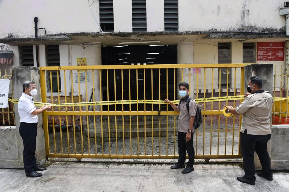 Penang Island City Council Mayor Datuk Yew Tung Seang (left) at the closure of the Perak Road market. u00e2u20acu2022 Picture courtesy of MBPP