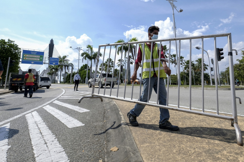 Work to install roadblocks to close the route to the Saujana Bridge leading out to Lebuh Sentosa in Putrajaya, June 2, 2021. u00e2u20acu201d Bernama picnn