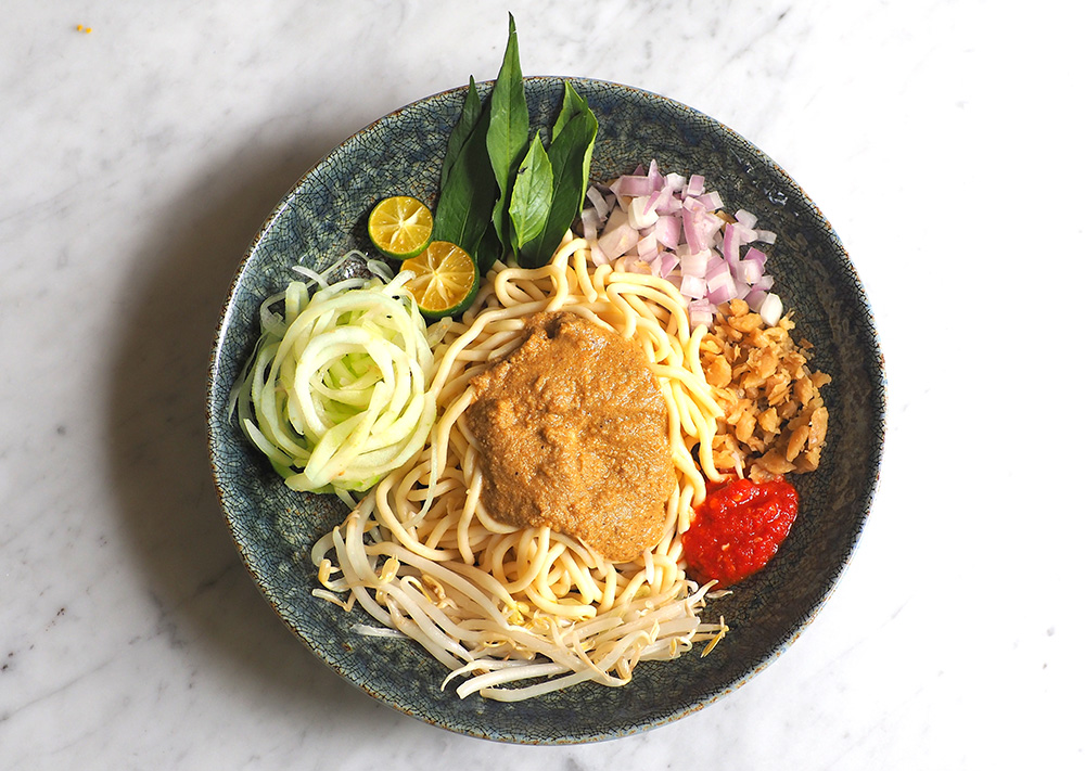 Get down with your fingers to eat this delicious Johor laksa like the Johoreans.