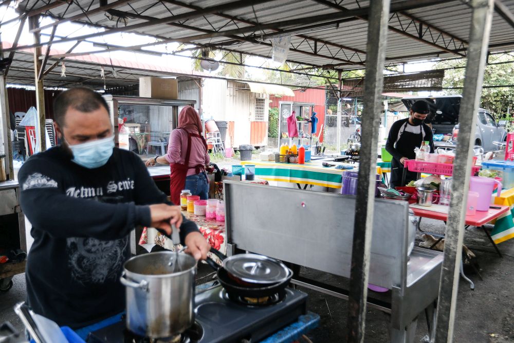 Food stall operators get ready to serve customers amid the movement control order in Seberang Jaya June 25, 2021. u00e2u20acu201d Picture by Sayuti Zainudinnn