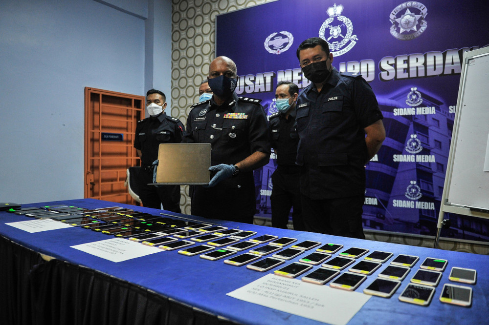 Serdang police chief ACP A. Anbalagan with the seized items from the raid on the online gambling and betting ring in Seri Kembangan, June 25, 2021. u00e2u20acu201d Bernama pic 
