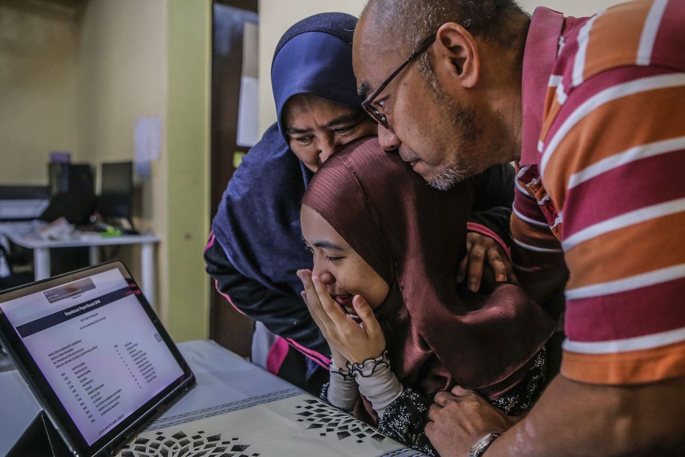 Izzah Khairina Zambrishah checks her SPM results online in Selayang June 10, 2021. u00e2u20acu201d Picture by Hari Anggara