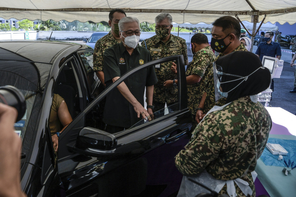 Datuk Seri Ismail Sabri Yaakob at a simulation of drive-through vaccination services to be provided by the Malaysian Armed Forces (ATM) at the Tuanku Mizan Military Hospital in Kuala Lumpur, June 3, 2021. u00e2u20acu201d Bernama pic  