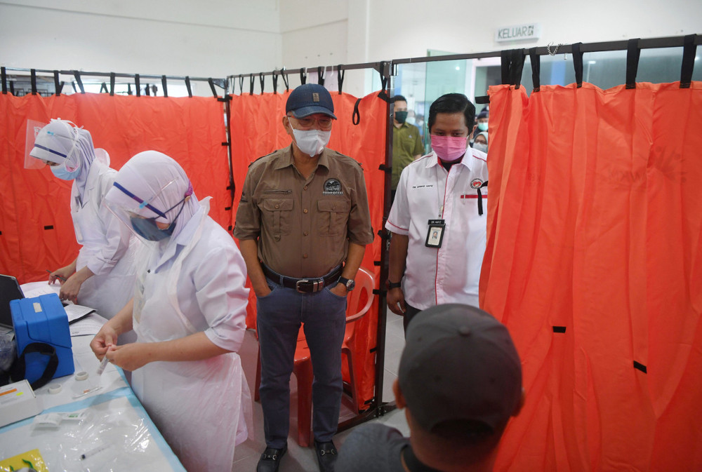 Pahang Mentri Besar Datuk Seri Wan Rosdy Wan Ismail visits a vaccination centre (PPV) at Pulau Tioman Public Marina, June 29, 2021. u00e2u20acu201d Bernama pic 