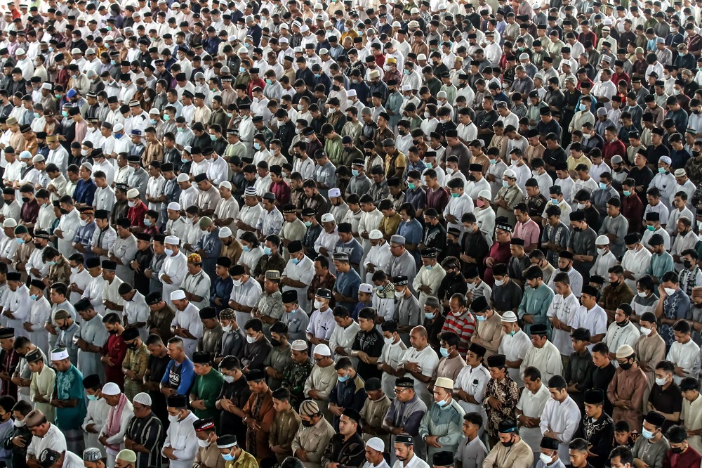 Indonesian Muslims offer  prayers at a mosque amid the coronavirus disease pandemic in Lhokseumawe, Aceh province, Indonesia July 20, 2021. u00e2u20acu201d Picture by Antara Foto via Reuters