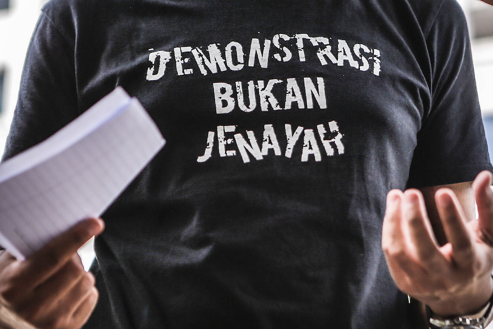 A view of the T-shirt worn by Mohd Asraf of Sekretariat Solidariti Rakyat at IPD Dang Wangi after recording a police statement on the protest at Dataran Merdeka, July 18, 2020. — Picture by Hari Anggara