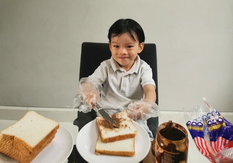 Four-year-old Jarrett Ho spends his birthday making 50 sandwiches to help the needy. u00e2u20acu201d Picture courtesy of Tan Chin Yi
