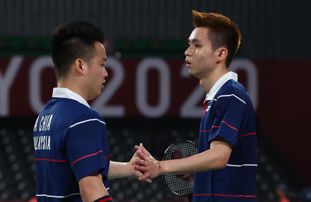 Soh Wooi Yik and Aaron Chia of Malaysia interact during the match against Jason Ho-Shue of Canada and Nyl Yakura of Canada at the Musashino Forest Sport Plaza, Tokyo, July 27, 2021. u00e2u20acu201d Reuters pic  