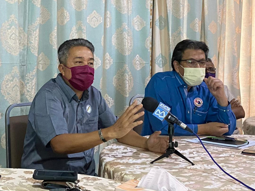 Johor Baru Malay Hawkers, Traders and Small Entrepreneurs Association president Abdullah Md Yusof (left) and Coordinating Council of the Federation of Johor Malay Non-Governmental Organisations (Gabung Johor) president Zaini Atan speaking to reporters Jul
