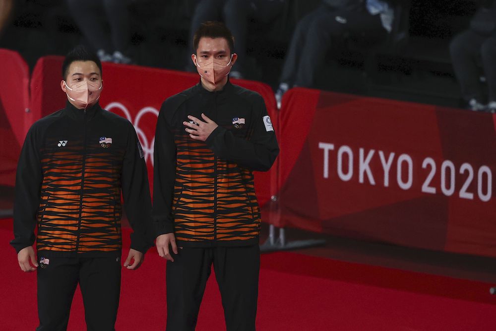 Bronze medallists Aaron Chia of Malaysia and Soh Wooi Yik of Malaysia during the medal ceremony at the Musashino Sport Plaza in Tokyo, July 31, 2021. u00e2u20acu201d Reuters picnnnn