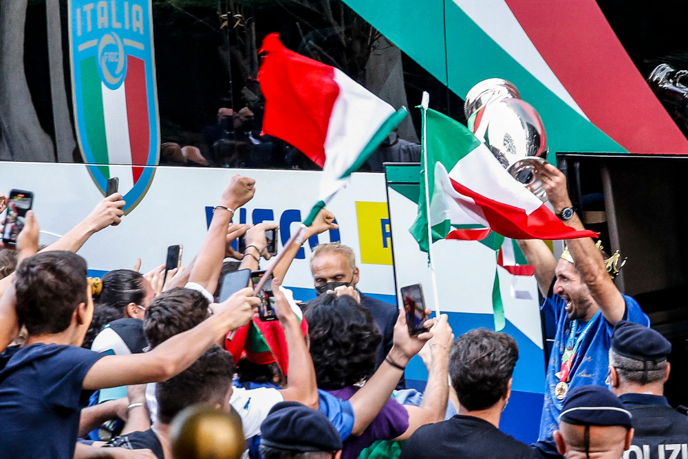Italyu00e2u20acu2122s captain Giorgio Chiellini carrying the trophy before fans as Italyu00e2u20acu2122s football team arrive July 12, 2021 at Parco dei Principi hotel in Rome. u00e2u20acu201d Fabio Frustaci/Ansa handout pic via AFP