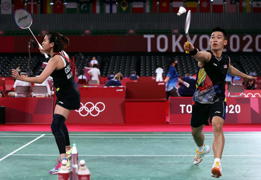 National mixed pair, Goh Liu Ying and Chang Peng Soon battling with Wang Yi Lyn and Huang Dong Ping of China in a group D match of the 2020 Tokyo Olympic at the Mushashino Sports Plaza, July 26, 2021. u00e2u20acu201d Bernama pic 
