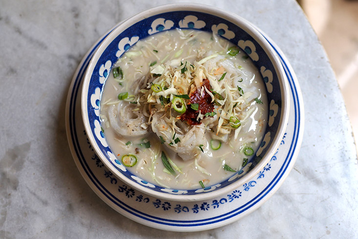 'Laksam' is also available with a thinner coconut milk broth.