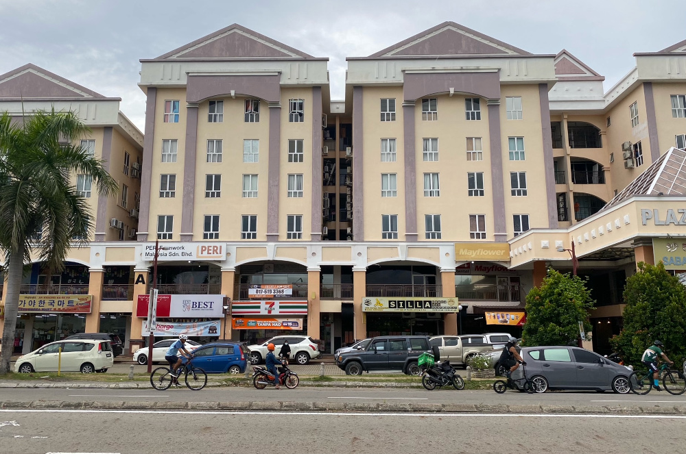 Road and foot traffic builds up in Kota Kinabalu, Sabah July 7, 2021 as shops, including eateries, open up for business with the state government’s tacit approval. — Picture by Julia Chan 