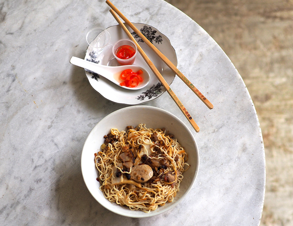 The 'kolo mee' is incredibly fragrant with the use of fried shallots and lard that will have you slurping down the thin egg noodles quickly.