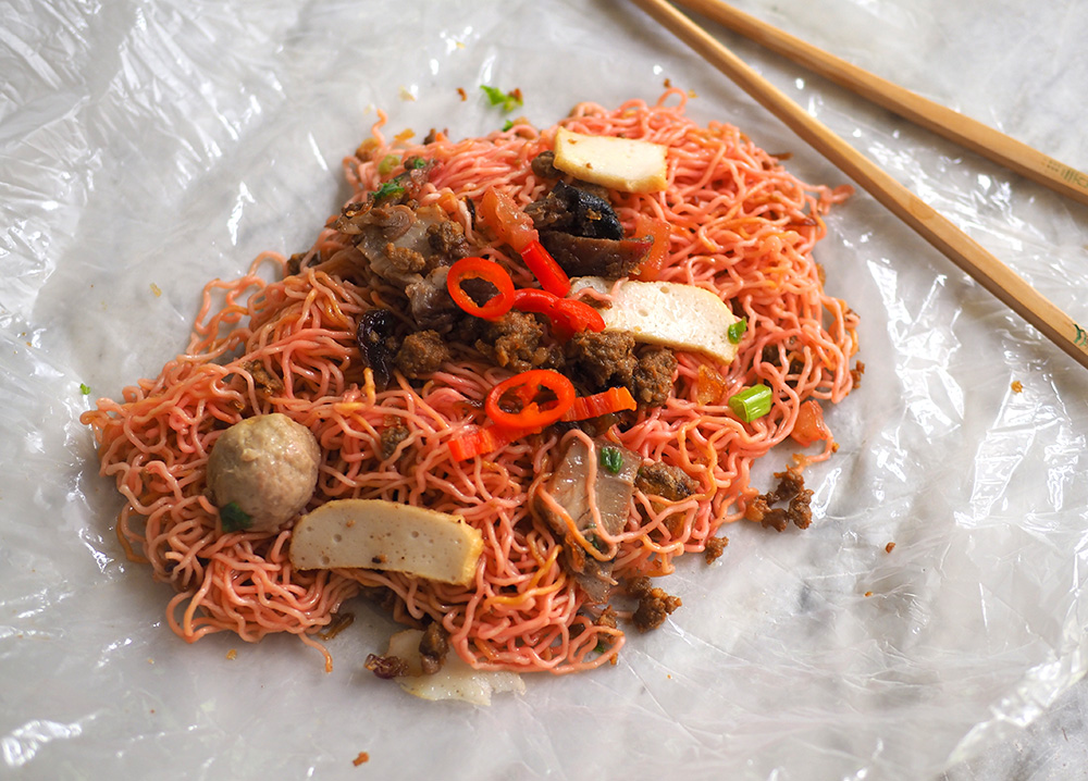 As it is mixed with a sweet-tasting 'char siu' sauce, the red 'kolo mee' has pink coloured strands that makes it an eye catching item.