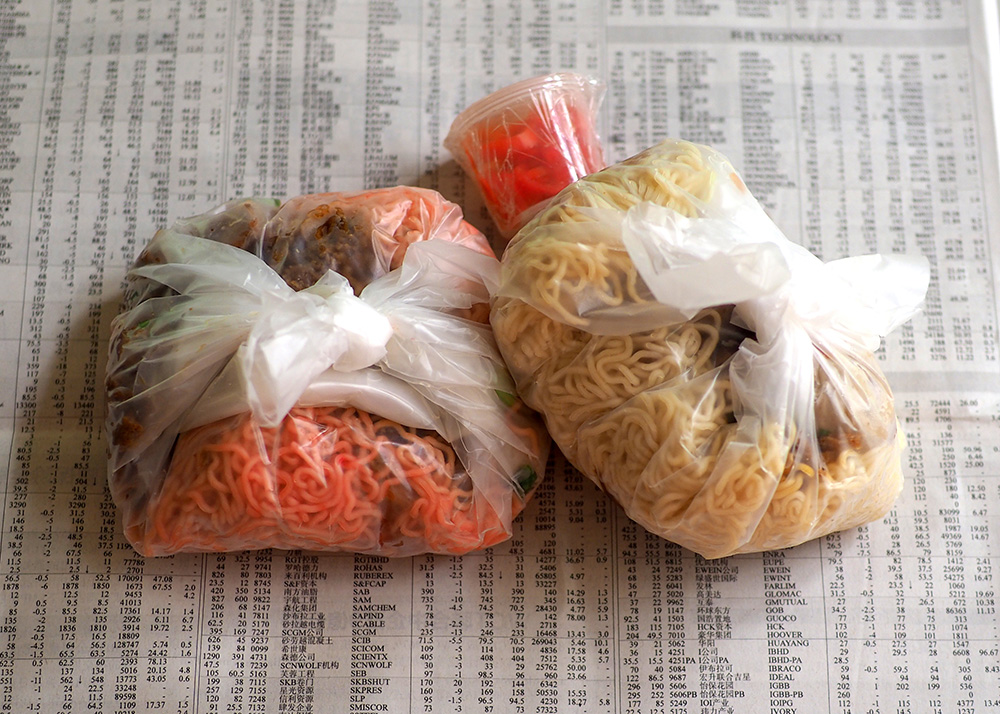 Initially they used the microwave boxes to pack their noodles but switched to these old school packets that give you the coffee shop feeling.