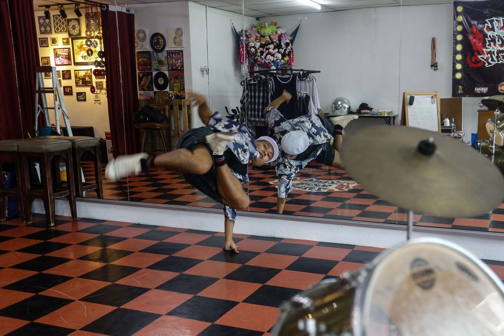 Low has joined various dance competitions in China and Singapore, and polished his skills by joining dance workshops taught by international dancers. 