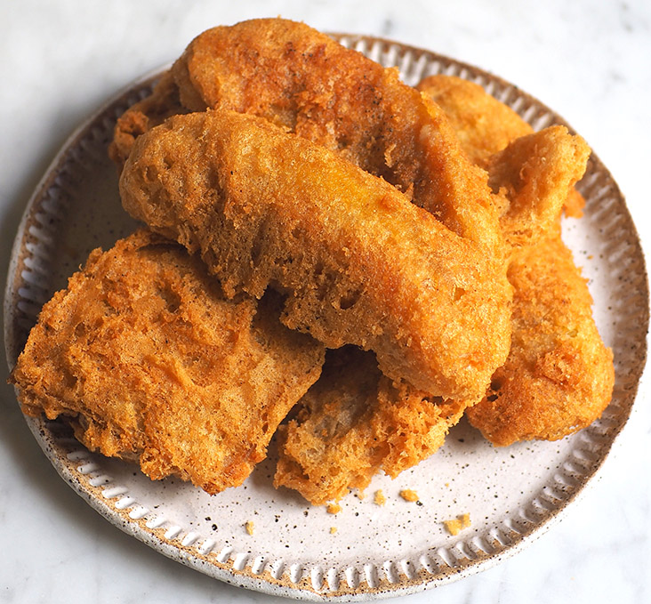 There's a fried fritters stall selling goodies such as fried bananas and 'kuih bakul' with yam and 'nian gao'.