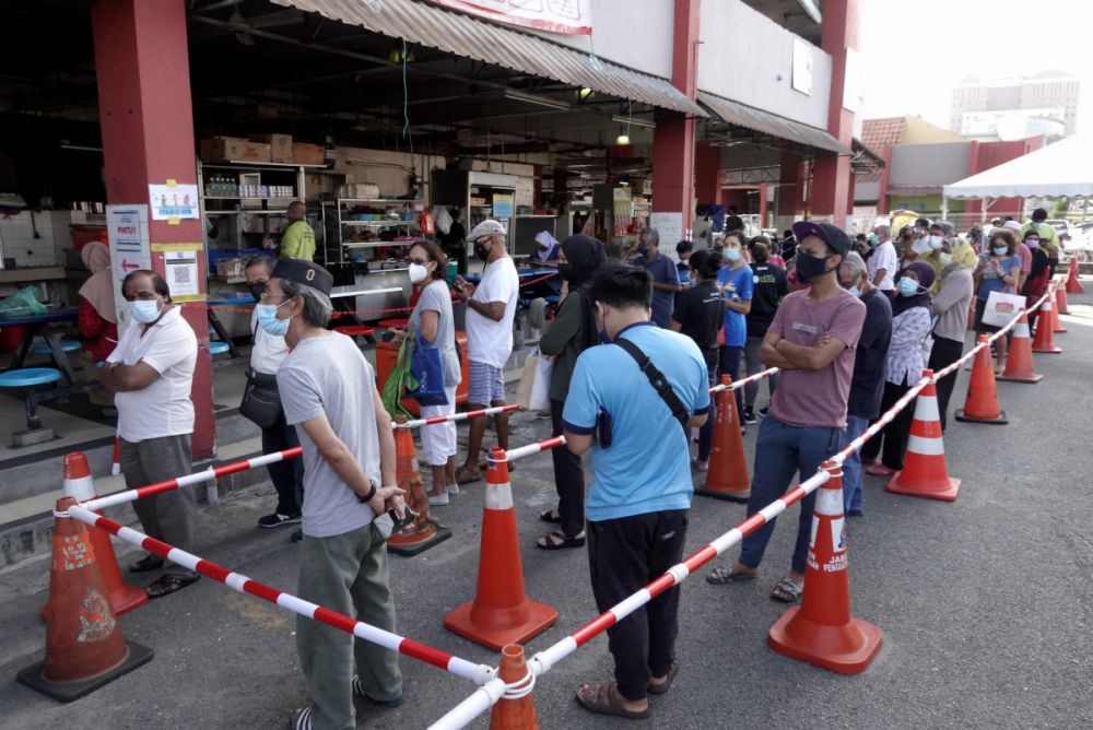 People queue outside the Jalan Othman Wet Market, Petaling Jaya ahead of the enhanced movement control order on July 2, 2021. u00e2u20acu201d Picture by Miera Zulyanann