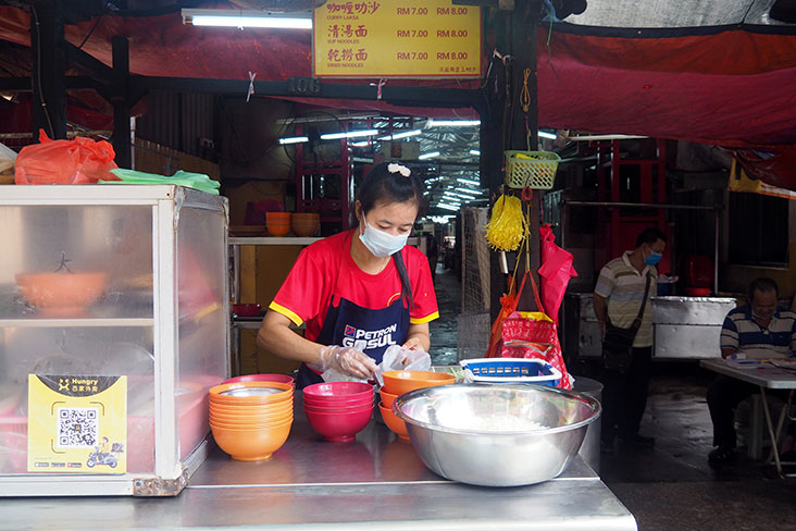Look for this 'assam laksa' stall at the entrance of the Madras Lane market