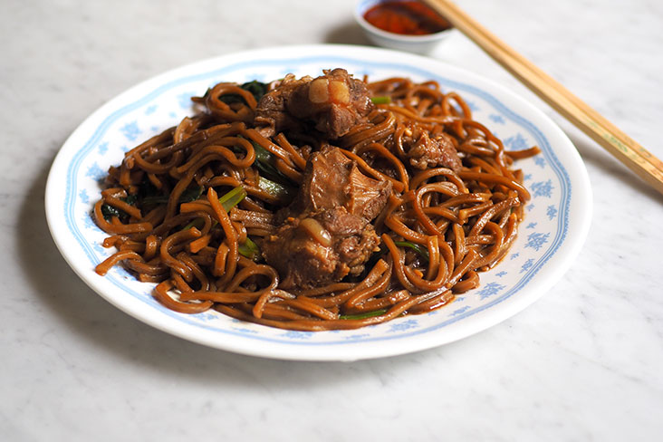You must order this tasty braised pork 'yee mee' from Hong Ngek Restaurant
