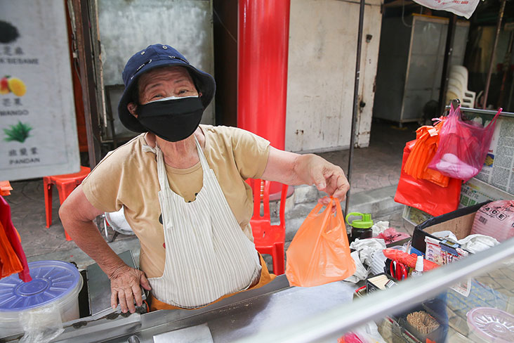 You can hear Madam Tang's voice chanting away about her delicious and smooth 'muah chee' as you walk towards the stall – Picture by Choo Choy May