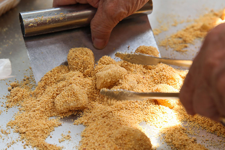 The 'muah chee' is soft, gooey and generously tossed with finely ground peanuts – Picture by Choo Choy May