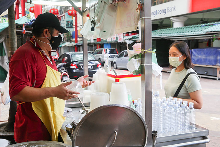 Uncle Bean sells soy milk and 'tau fu fah' to customers throughout the day – Picture by Choo Choy May
